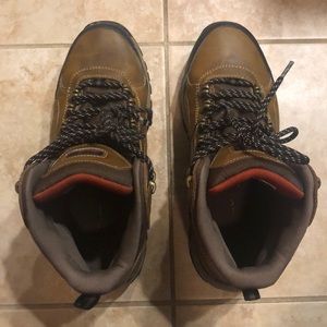 Men’s size 9 Eddie Bauer durable boots